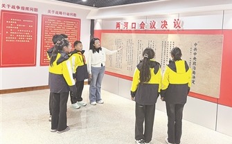 9月15日，四川省小金县两河口小学师生在两河口会议纪念馆开展红色教育。罗顺剑 摄